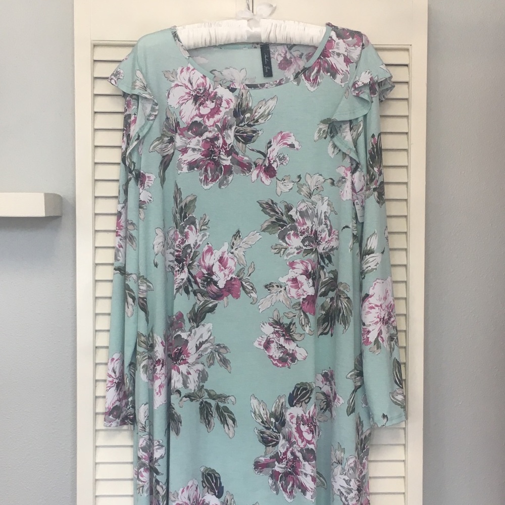 NEW! 🖤 Aura’s Mint Floral Plus Dress w/pockets
